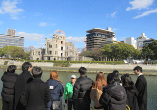 平和記念公園を見学するインターン