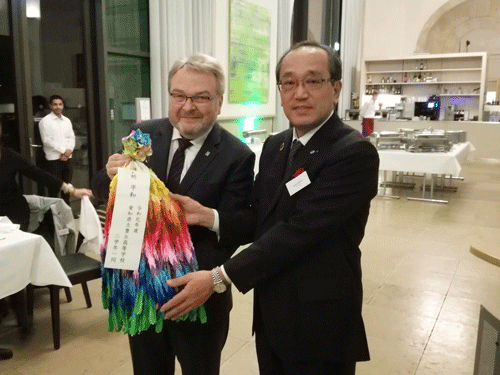 高校生の折鶴を手渡す松井市長