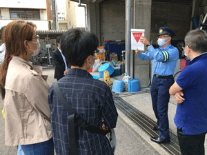 交通標識について学ぶ参加者