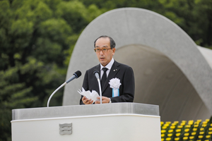 平和宣言を読み上げる松井市長