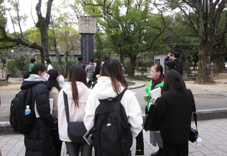 韓国人原爆犠牲者慰霊碑の説明を聞く慶北国立大学校人文大学の学生たち