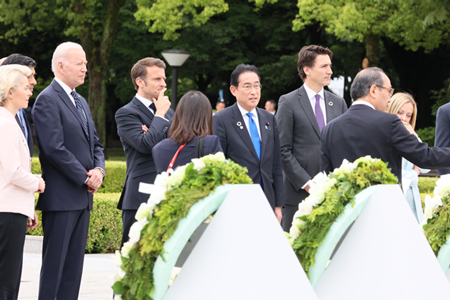 G7各国首脳に説明する松井市長