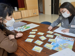 防災で重要な物の名前をカードゲームで学びました。