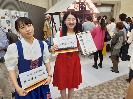 賑わうルッチェラーゲブースと、ドイツの民族衣装を着た広島国際青少年協会の学生