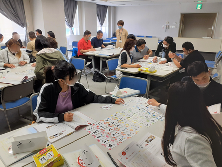 ゲーム形式でひらがなを学ぶ様子