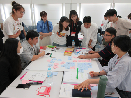 学生同士で交流する様子