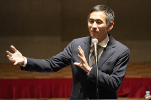 講演する為末大さん