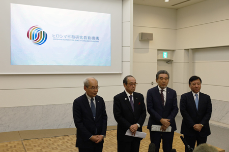 設立準備会議後の会見の様子