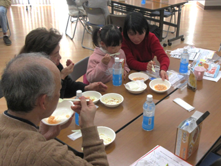 非常食の試食体験の様子