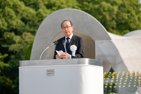 平和宣言を読み上げる松井市長