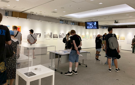 会場風景：中央のテーブルで元暁部隊員の体験記を紹介しました。