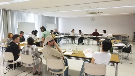 サポーターと隣り合って学ぶ学習者