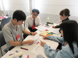 奨学生と日本人学生が交流する様子