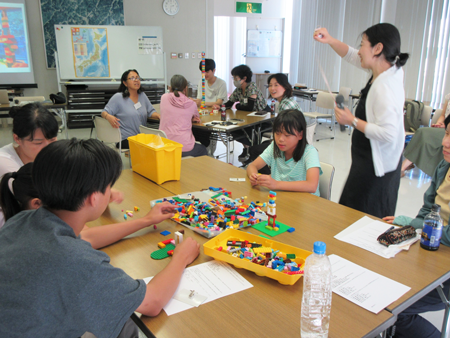 グループで協力しながら、LEGOを使って避難所を作りました。