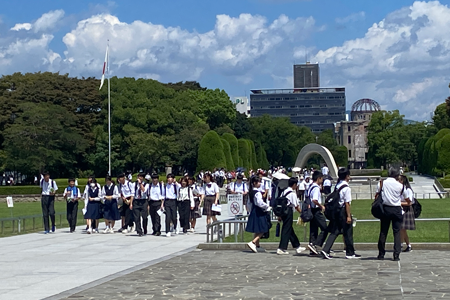 平和記念公園内碑めぐりの様子（提供：東村山第七中学校）