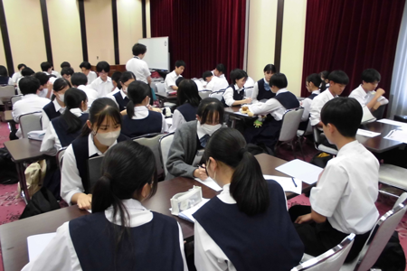 己斐中学校の生徒とのディスカッション（提供：佃中学校）