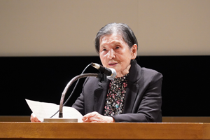 被爆者代表としてお祝いのことばを述べる切明さん