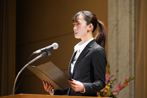 若者代表としてスピーチする岡本さん