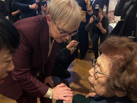 笠岡さんの手を握りしめるスロベニアのムサル大統領