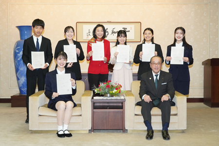 委嘱式に出席した令和７年ヒロシマ・メッセンジャーの皆さんと松井市長