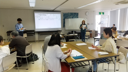 日本語学習者の体験談を聞く受講者