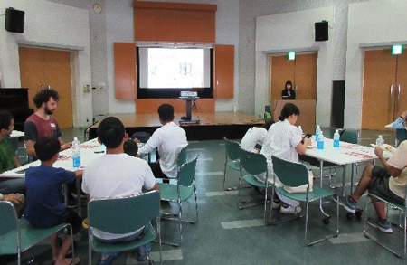 第1回防災研修　災害予防課職員の説明を聞く参加者
