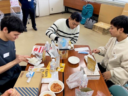 第2回防災研修　非常食の調理体験の様子