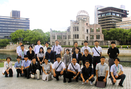 関東からの参加者と奥おく原はら球たま喜き元本川小学校長（左端）及びセンター職員