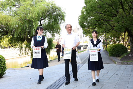 高校生と市長による署名活動