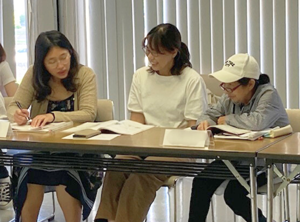 教室では、サポーターと隣り合って座り学びます。