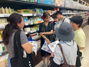 サポーターと一緒に本通商店街で買物体験をし、会話が弾みました。