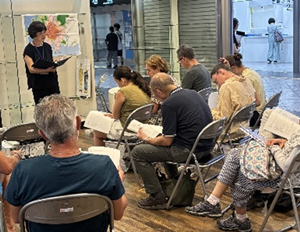 8月6日　紙屋町シャレオでの英語朗読会の様子