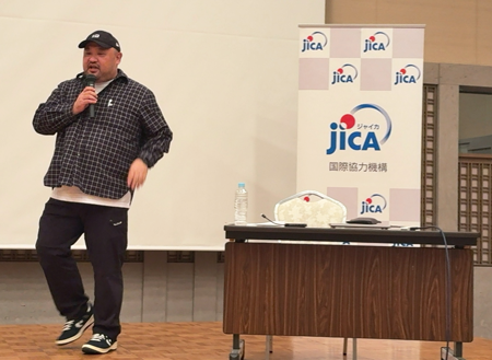 講演する丸山ゴンザレス氏