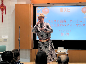 ホーミーなど歌を披露する劉偉さん