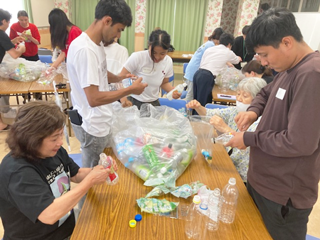 グループで協力しながら、ペットボトルの分別を行いました。