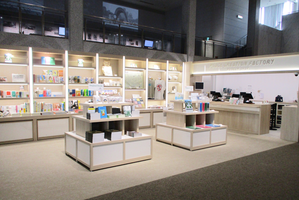 木のぬくもりを感じるデザインで統一された店内