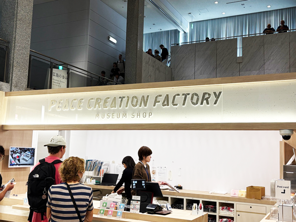 店名サイン「PEACE CREATION FACTORY」
