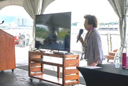 戦艦ミズーリ記念館で体験を語る笠岡貞江さん