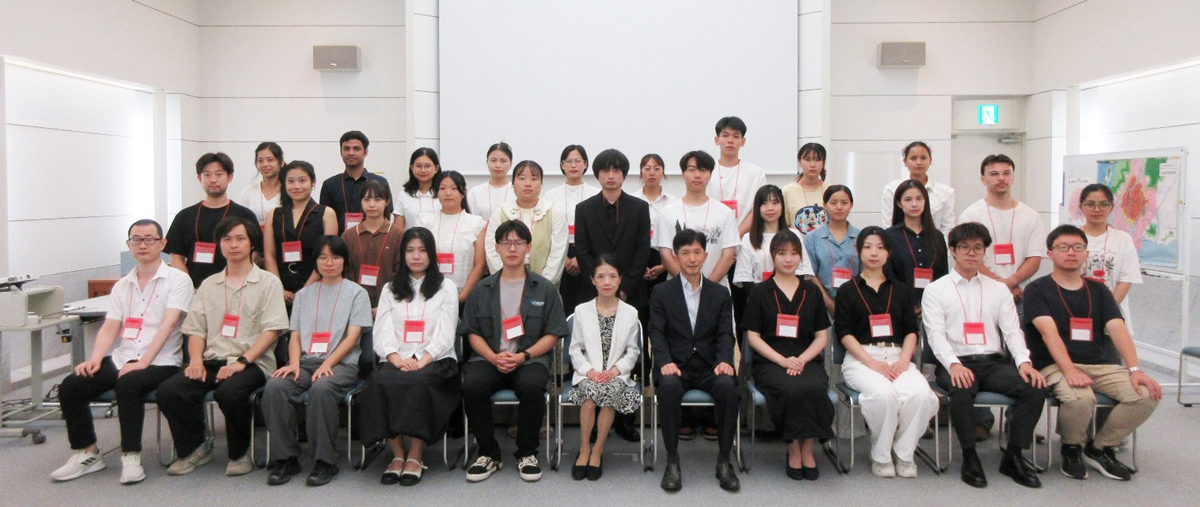 令和7年度ひろしま奨学金奨学生決定書交付式の様子