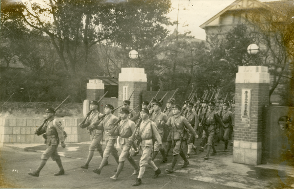 校門から「担え銃」で行進する学生たち（広島高等工業学校（1943年）の卒業アルバムより寄贈：𠮷田 順子）